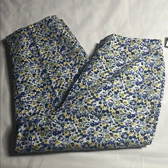 Karen Scott Pants - NWT Karen Scott Floral Capri Pants